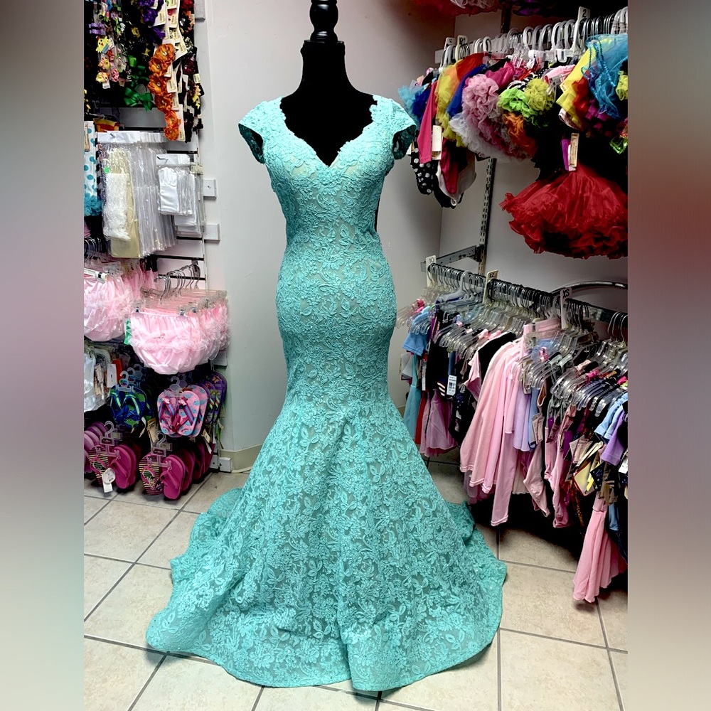Cap-Sleeve Lace Mermaid Dress in Aqua